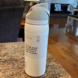 Owala 32 oz Free Sip Shy Marshmallow/White Water Bottle. New w tags. Never Used.